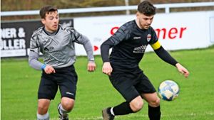Der FC Steinhofen um Kapitän Daniel Rogic (rechts) spielt sein „Heimspiel“  am Mittwochabend in Frommern. Foto: Kara