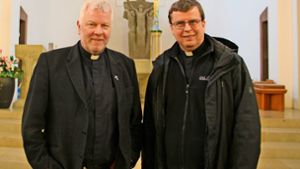 In ihrer Hauptwirkungsstätte, der katholischen Kirche St. Franziskus in Schwenningen, haben sie immer gerne gepredigt, wie Pfarrer Michael Schuhmacher (links) und Andreas Schulz sagen. Foto: Mareike Kratt