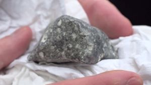 Ein mutmaßliches Meteoritenteil von Asteroid 2024 BX1: Das Bruchstück wurde von vier polnischen Meteoriten-Suchern auf einem Feld bei Ribbeck, einem Ortsteil der Stadt Nauen im Landkreis Havelland in Brandenburg, gefunden.Es stammt höchstwahrscheinlich von dem über Brandenburg niedergegangenen Asteroiden.  Foto: dpa/Cevin Dettlaff