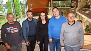 Fred Meckes, Adrian Roth, Margareta Müller, Felix Kremelic und Michael Müller (von links) werben für ein „Ja“ zum Zentralbad. Foto: Birgit Heinig