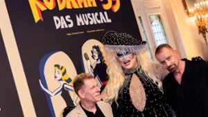Produzent Peter Plate (l-r), Dragquen  Laila Licious und Ulf Leo Sommer bei der  Premiere im Theater des Westens. Foto: Christoph Soeder/dpa