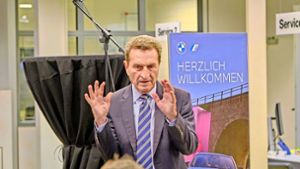 Gestenreich und mit einer furiosen Klartext-Rede überzeugt CDU-Legende Günther Oettinger im ahg-Autohaus in Horb. Foto: Juergen Lueck