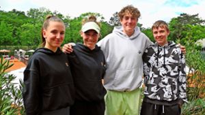 Die U16-Finalisten (von links): Ivayla Raykova (SV Böblingen), Julika Hofele (TEC Waldau), Valentin Vohl (STG Geroksruhe) und Silas Lülf (TC Rutesheim) Foto: Volkmann