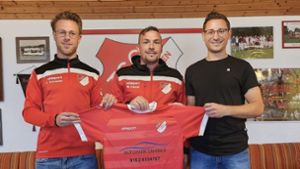 Jannik Schneider und Marcel Hezel freuen sich, dass Raphael Ruf (von links)  als Spielertrainer zur TSG Wittershausen kommt. Foto: TSG
