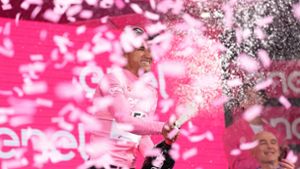 So sehen Sieger aus: Jhonatan Narváez aus Ecuador freut sich auf dem Podium über seinen Erfolg auf der ersten Etappe des Giro dItalia von Venaria Reale nach Turin. Foto: Massimo Paolone/LaPresse via ZUMA Press/dpa