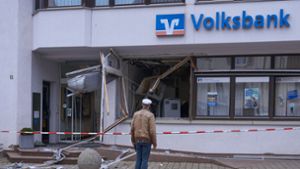 Eine niederländische Bande soll auch den Geldautomaten in der Empfinger Volksbank gesprengt haben. Dabei gab es auch eine erhebliche  Zerstörung des Gebäudes. Foto: Jürgen Lück