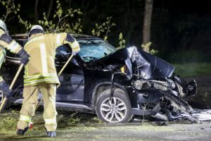 Raserunfall in Schwenningen: BMW zerteilt Baum, Fahrer lässt verletzte Freundin zurück