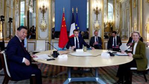Der französische Präsident Emmanuel Macron (M), Chinas Präsident Xi Jinping (l) und die Präsidentin der Europäischen Kommission Ursula von der Leyen nehmen an einem trilateralen Treffen im Elysee-Palast in Paris teil. Foto: Gonzalo Fuentes/REUTERS Pool/AP/dpa