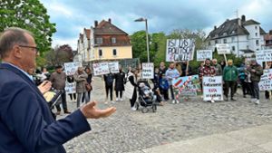 Oberbürgermeister Jürgen Roth stellt sich vor der Neuen Tonhalle den demonstrierenden Familien. Foto: Cornelia Spitz