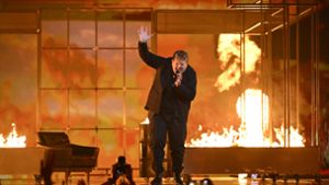 Isaak Guderian beeindruckte mit seinem Song „Always on the run“ und einem in Flammen getauchten Bühnenbild beim Halbfinale des Eurovision Song Contests in Malmö. Foto: AFP/JESSICA GOW/TT