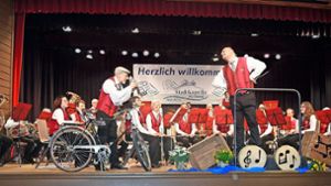 Spaß hatten Dirigent Michael Blum und Solist Hermann Billharz beim Fahrradklingel-Solo „The Happy Cyclist“ Foto: Kern